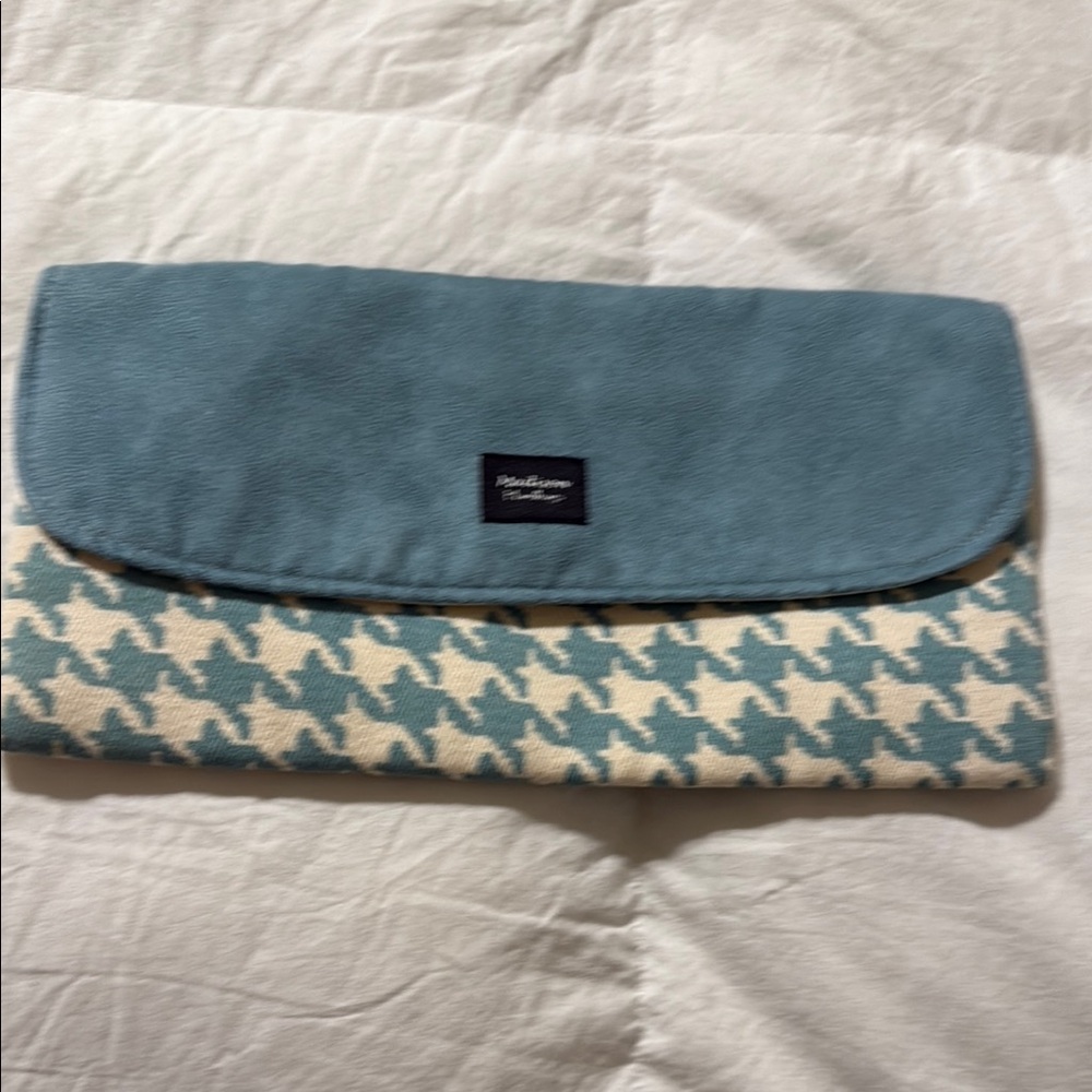 Elegant Blue and Cream Clutch with Houndstooth Design